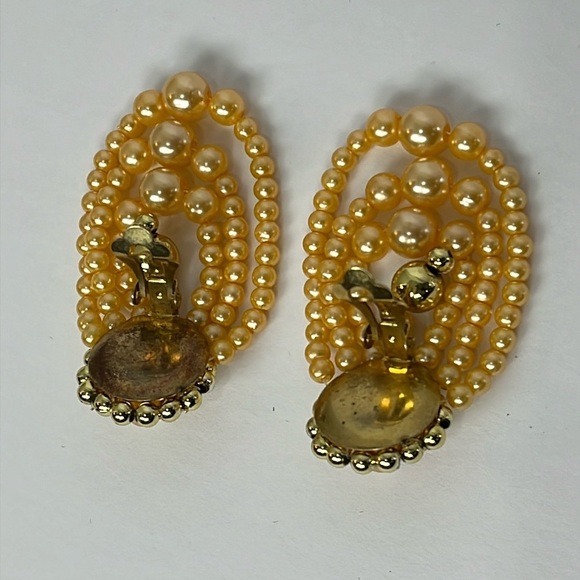 Vintage Faux Pearl Beaded Gold Tone Cluster 3 Strand Clip On Earrings OS - Picture 2 of 7